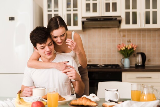 Adorável jovem casal junto na cozinha