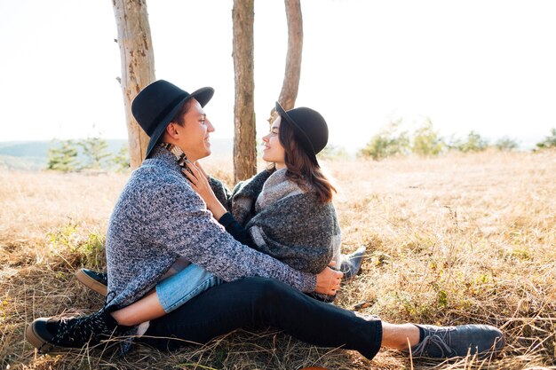 Adorável jovem casal junto na natureza