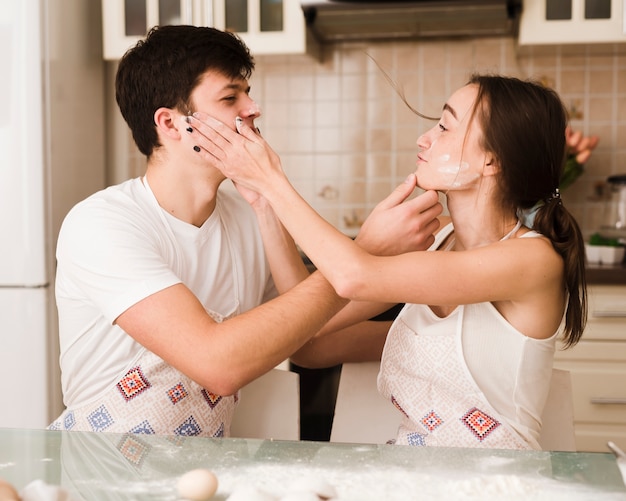 Adorável jovem e mulher brincando com comida