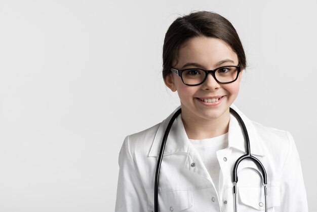 Adorável jovem garota vestida como médico