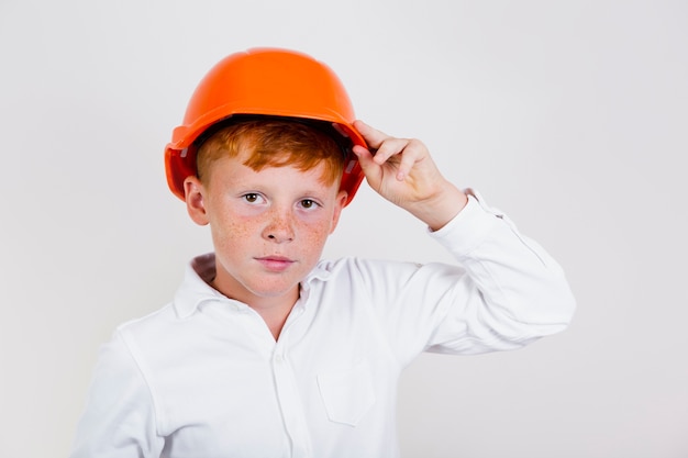 Adorável jovem garoto com capacete