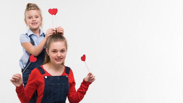 Foto grátis adorável jovem posando juntos