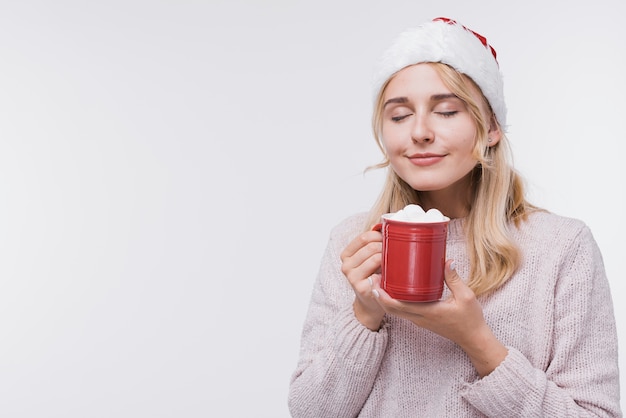 Adorável jovem segurando uma caneca