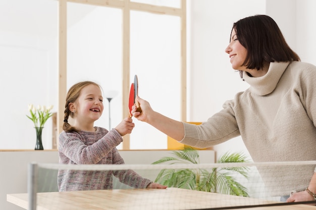 Foto grátis adorável mãe e filha tiro médio