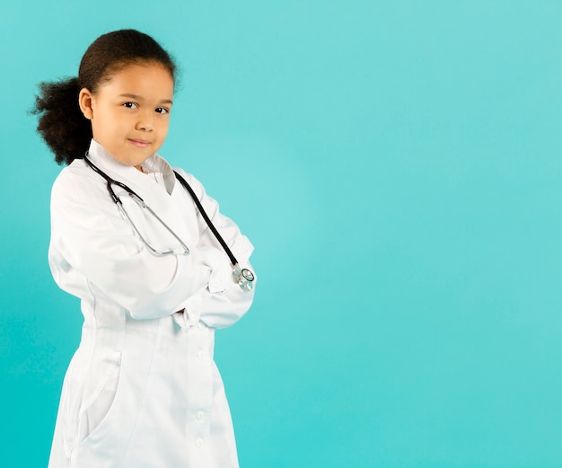 Adorável médico afro-americano posando cópia espaço