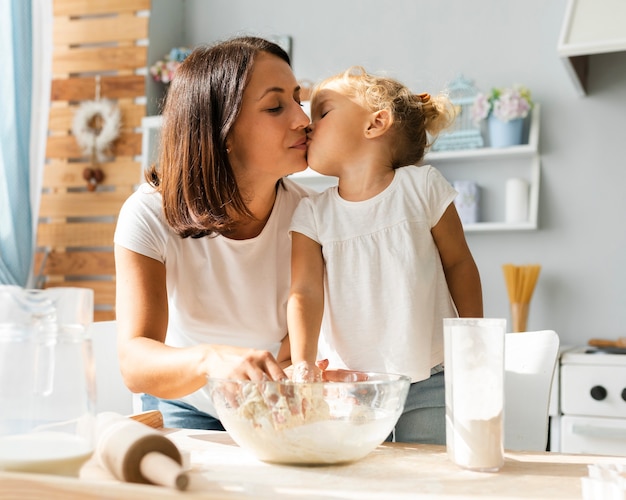 Adorável menina beija a mãe dela