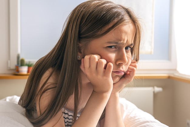 Foto grátis adorável menina em sua cama de manhã cedo