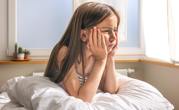 Adorável menina em sua cama de manhã cedo