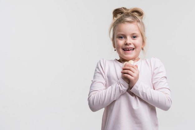 Adorável menina jovem rindo