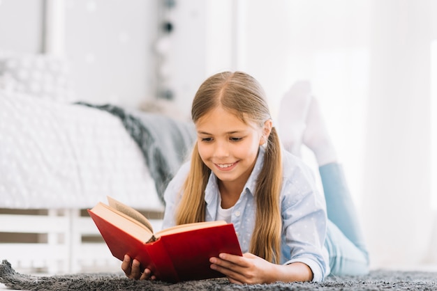 Adorável menina lendo um livro