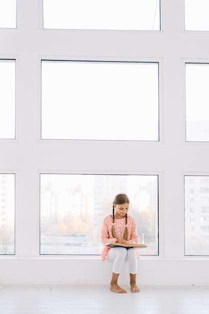 Foto grátis adorável menina lendo um livro