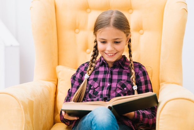 Adorável menina lendo um livro