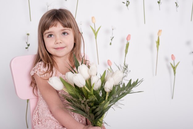 Adorável menina olhando para longe