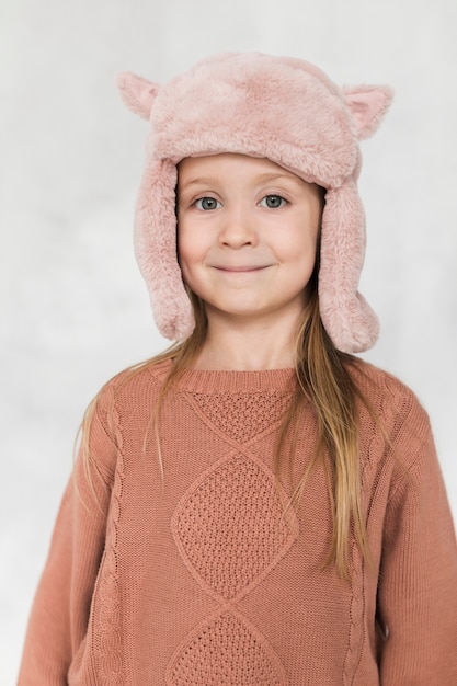 Foto grátis adorável menina olhando para o fotógrafo