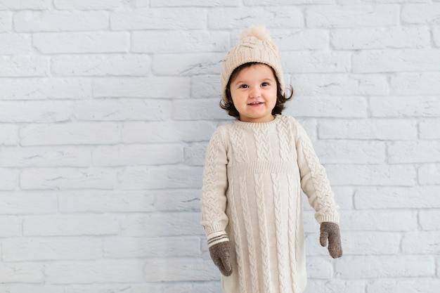 Foto grátis adorável menina olhando para o fotógrafo