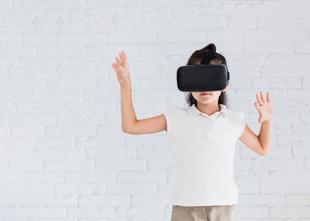 Foto grátis adorável menina se divertindo com óculos de realidade virtual