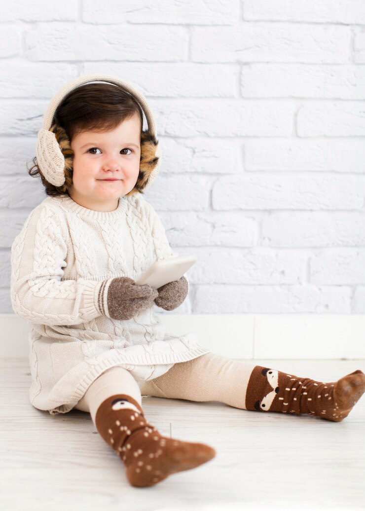 Foto grátis adorável menina segurando um caderno