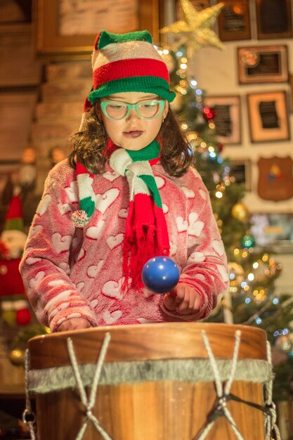 Adorável menina tocando tambor