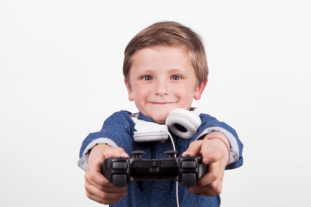 Adorável menino jogando videogame