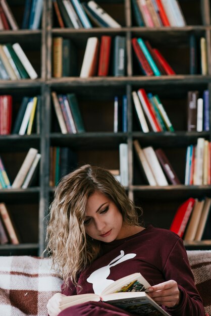 Adorável mulher lendo livro