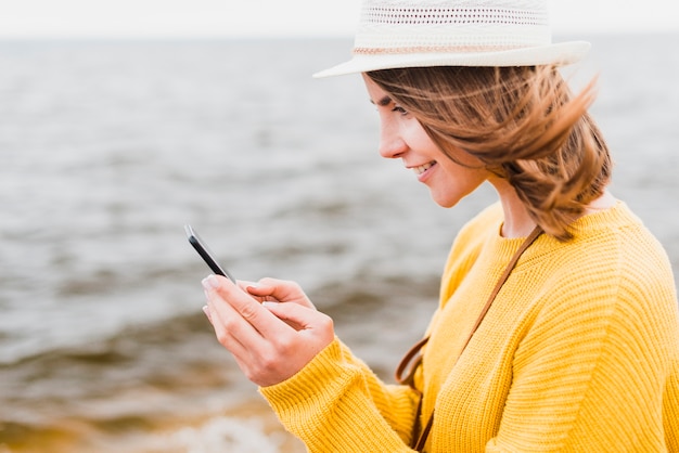 Adorável viajante verificando seu telefone