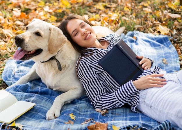 Adulta mulher brincando com seu cachorro