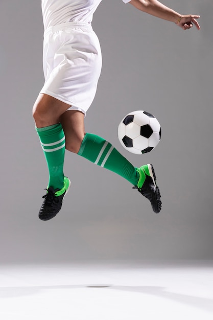 Foto grátis adulta mulher fazendo truques com bola de futebol