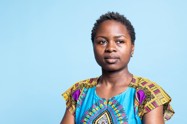 Foto grátis adulto afro-americano com ansiedade ponderando decisões no estúdio