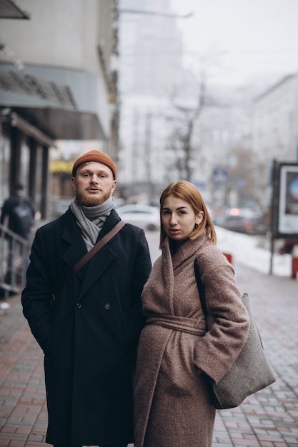 Adulto casal apaixonado andando na rua