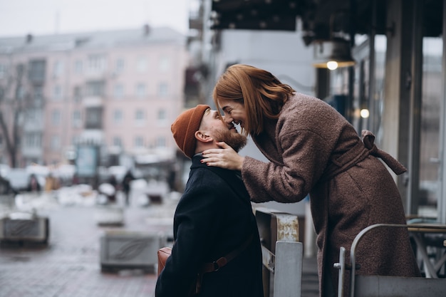 Foto grátis adulto casal apaixonado beijando na rua