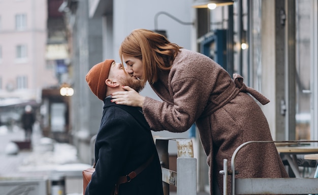 Adulto casal apaixonado beijando na rua