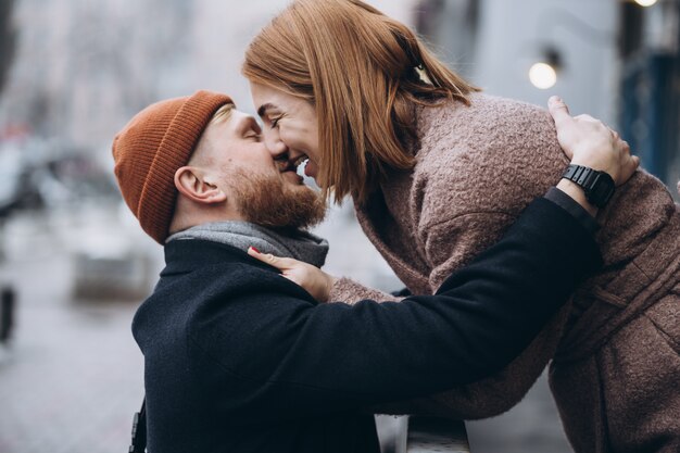 Adulto casal apaixonado beijando na rua