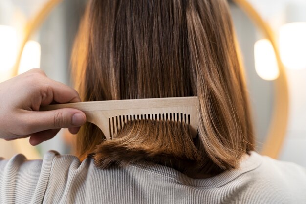 Adulto cuidando do cabelo