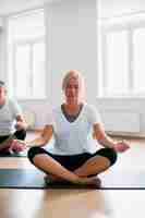 Foto grátis adulto homem e mulher fazendo yoga juntos