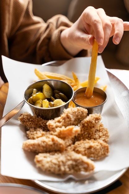 Foto grátis adulto jovem desfrutando de comida