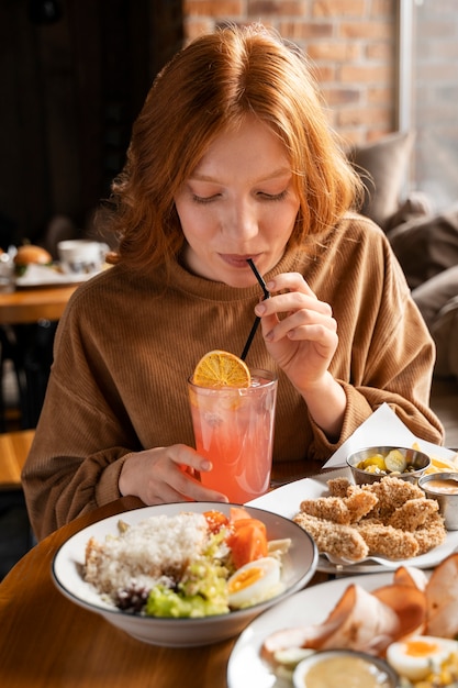 Foto grátis adulto jovem desfrutando de comida