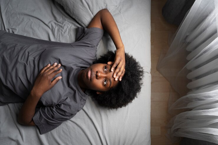 Foto grátis adulto jovem e deprimido em casa