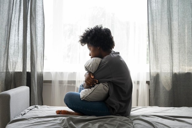 Foto grátis adulto jovem e deprimido em casa