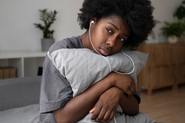 Foto grátis adulto jovem e deprimido em casa