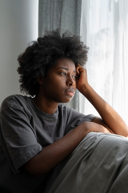 Adulto jovem e deprimido em casa