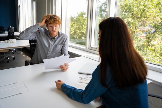 Adulto jovem lidando com a síndrome do impostor