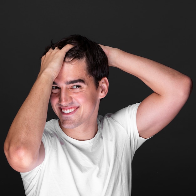 Foto grátis adulto jovem, macho, sorrindo