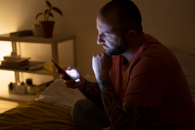 Foto grátis adulto que sofre de vício em mídia social