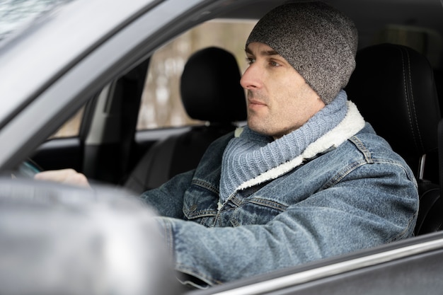 Adulto se divertindo durante a viagem de inverno