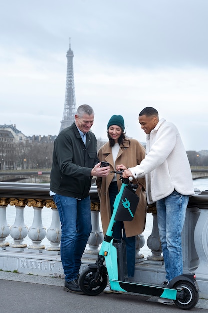 Foto grátis adultos aprendendo a usar patinete elétrico