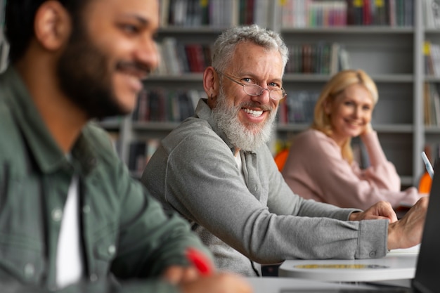 Adultos de tiro médio estudando juntos