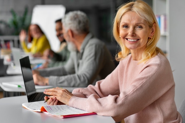 Adultos de tiro médio estudando juntos