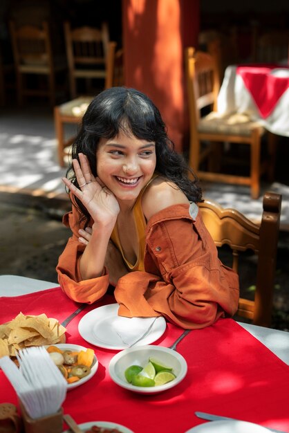 Foto grátis adultos desfrutando de comida mexicana