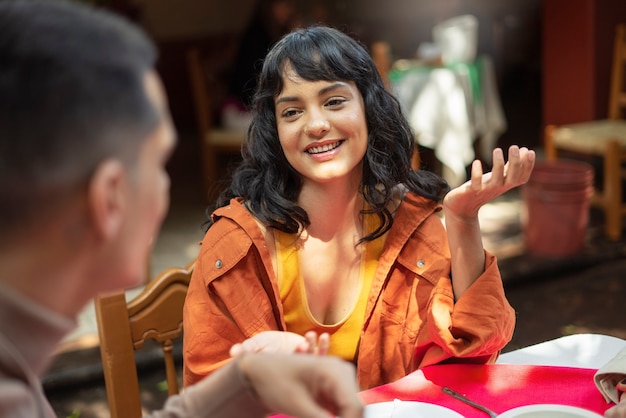 Foto grátis adultos desfrutando de comida mexicana