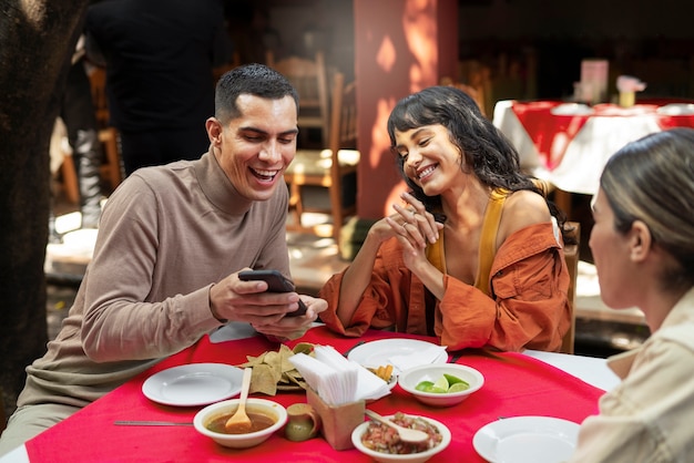 Adultos desfrutando de comida mexicana